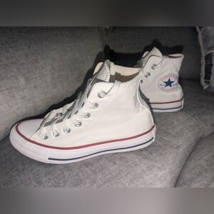 White Converse all star Chuck Taylors women's size 7 or men's size 5